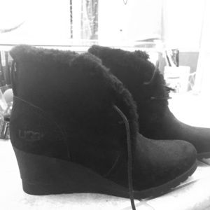 🆕 UGG wedge booties